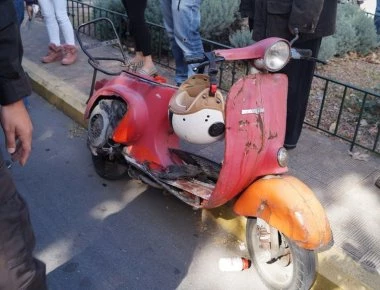 Φορτηγό πάτησε οδηγό σκούτερ - Το κράνος την έσωσε - Βίντεο